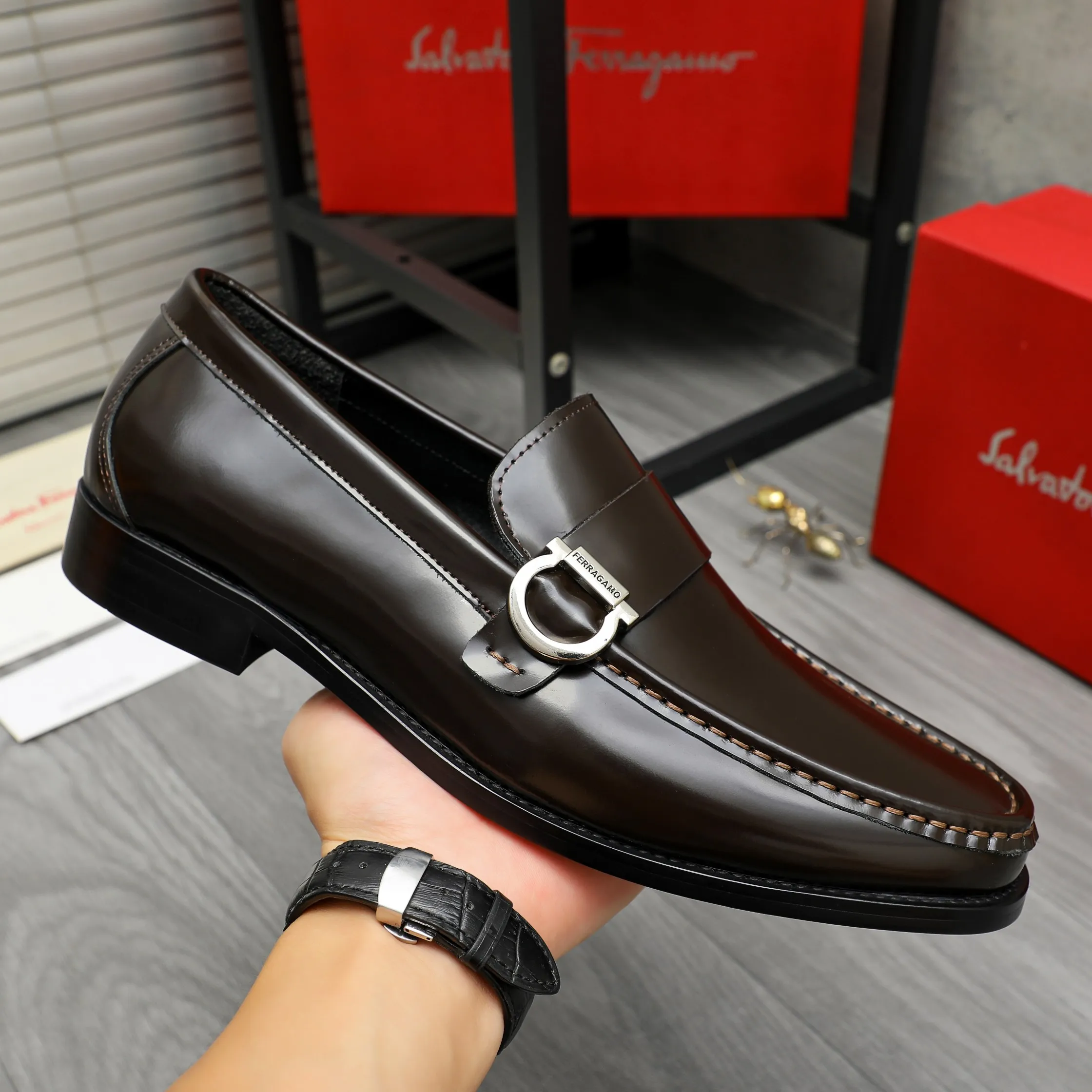 Men's shoes 💰442 Product trademark: Ferragamo "Ferragamo" business formal leather shoes Regular size: 38-46 (45.46 custom-made and non-returnable) Product materials: Selected pearlescent cowhide upper, cowhide lining, original rubber outsole